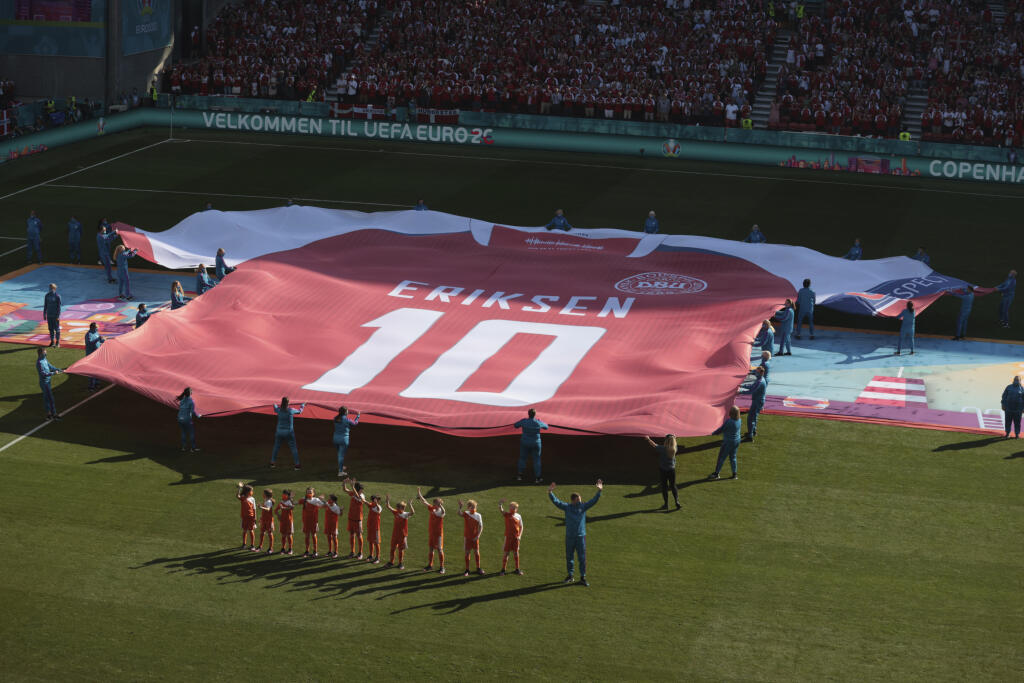 KK44 Kodaň - Na snímke obrovský futbalový dres pre dánskeho futbalistu Christiana Eriksena pred záapasom základnej B-skupiny Dánsko - Belgicko na ME vo futbale v Kodani 17. júna 2021. Eriksen skolaboval v 43. minúte sobotňajšieho zápasu na ME s Fínskom (0:1) a priamo na ihrisku ho museli oživovať. Lekári neskôr potvrdili, že mal zástavu srdca. Momentálne sa zotavuje v nemocnici v Kodani. FOTO TASR/AP
A giant jersey in support of Danish player Christian Eriksen is displayed ahead of the Euro 202