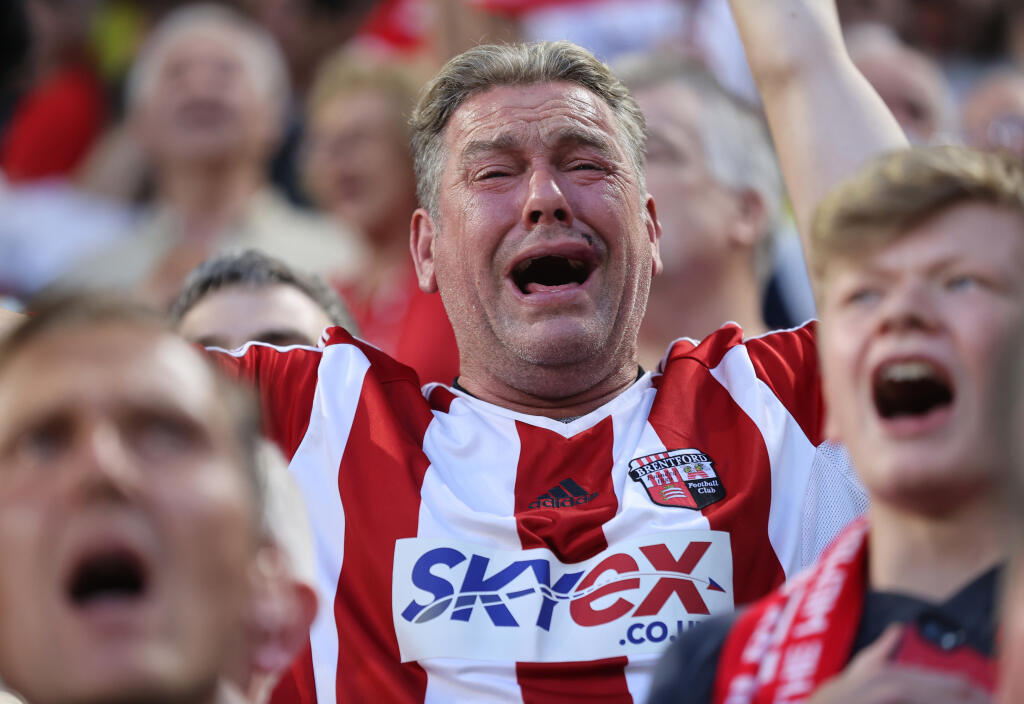 Fanúšikovia Brentfordu sa po 74 rokoch dočkali víťazstva svojho tímu v najvyššej anglickej futbalovej súťaži. Na nováčikovské nadšenie klubu zo západného Londýna doplatil v 1. kole Premier League Arsenal, ktorý odišiel zo štadióna súpera s prehrou 0:2.