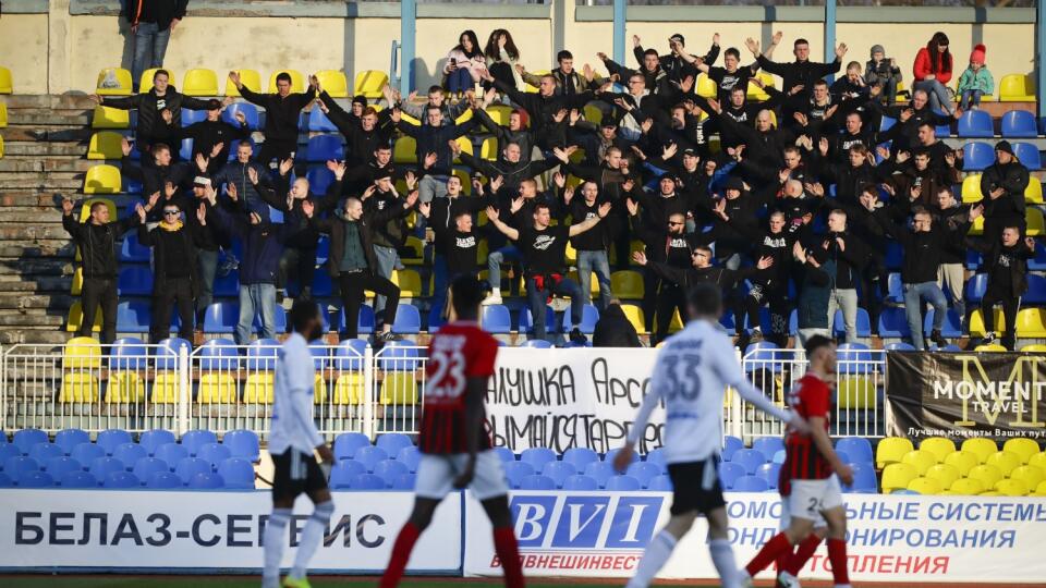 Na zápasoch bieloruskej ligy, ktorá sa ako jediná v Európe hraje ubúdajú zo strachu z pandémie fanúšikovia