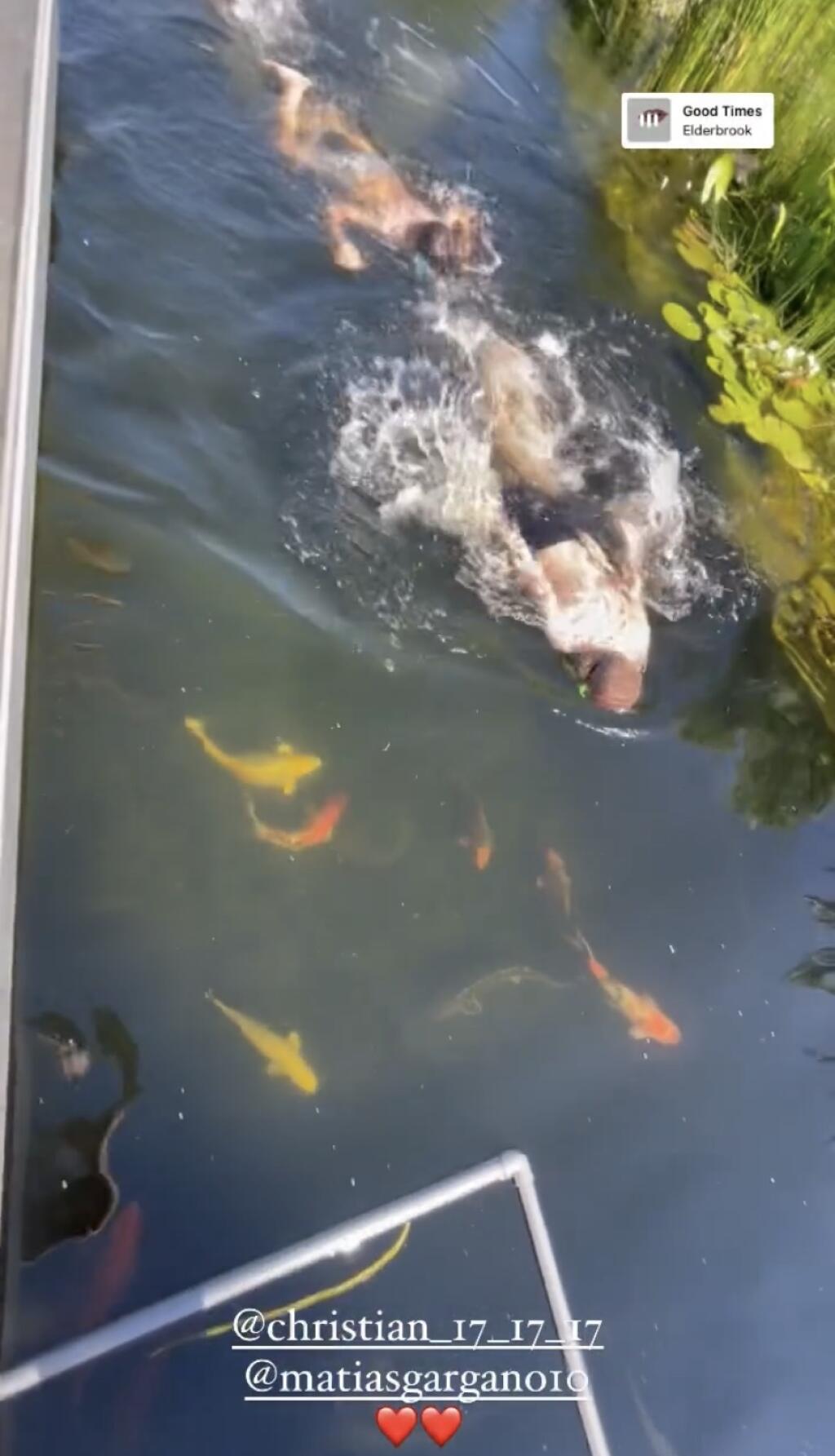 V jazierku sa vybláznili aj deti Mareka Hamšíka a jeho sestry Mišky, ktorá je v týchto dňoch na Slovensku.