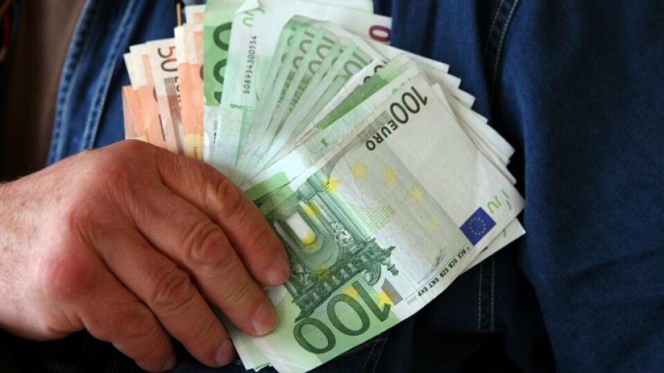 Niektoré tabuľkové platy nedosahujú ani hodnotu minimálnej mzdy.