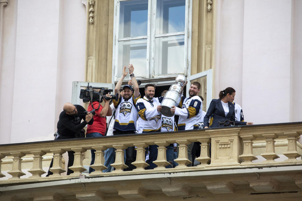 Na snímke oslava hokejistov Slovana Bratislava v centre mesta s fanúšikmi. Najskôr sa hráči ukázali svojim priaznivcom z balkóna radnice na Primaciálnom námestí.