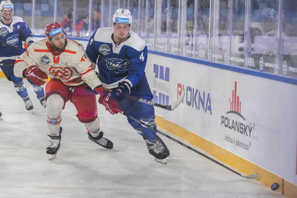 Na snímke zľava Daniel Kurovský (Oceláři) a Radek Kučeřík (Kometa) počas zápasu na hokejovom podujatí Kaufland Winter Games HC Oceláři Třinec - HC Kometa Brno pod holým nebom na ploche Národného futbalového štadióna v Bratislave 13. januára 2023.
