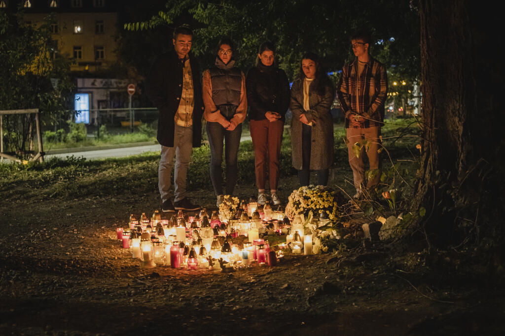 Na snímke pietna sviečková spomienka na bratislavskej autobusovej zastávke Zochova, na ktorej došlo v noci 2.10.2022 k tragickej dopravnej nehode, pri ktorej zahynulo minimálne 5 osôb. Za volantom vozidla, ktoré nehodu spôsobilo, sedel generálny sekretár Deaflympijského výboru Slovenska Dušan Dědeček.