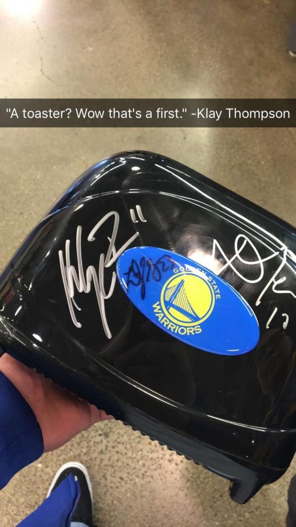 Americký basketbalista Klay Thompson dostal bizarnú požiadavku od fanúšika - podpísať sa na toastovač.