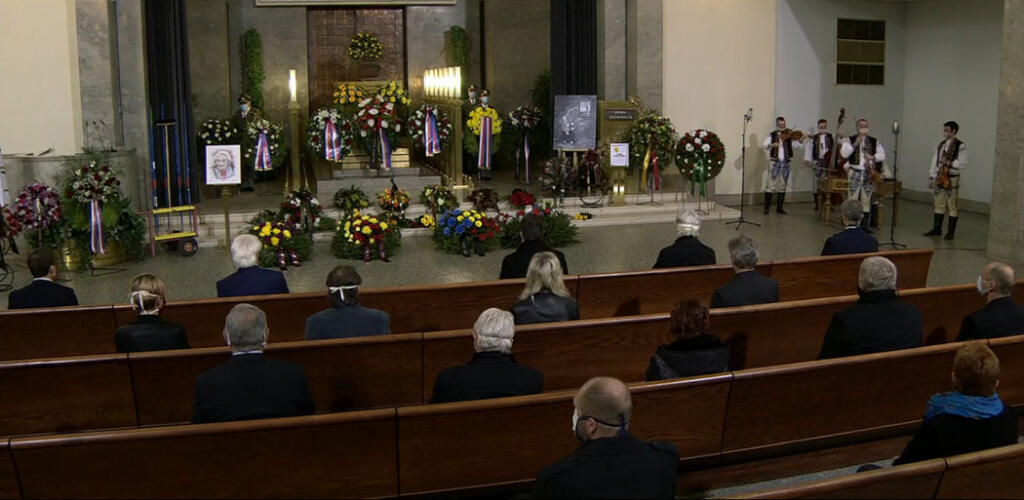 V sále krematória hrala hudba a stála čestná stráž.