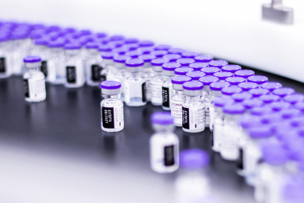 Ampulky s vakcínou Pfizer/BioNTech vo výrobnom závode