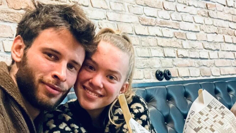 Petra Dovičinová (21) žije so svojím partnerom Martinom Thámom na samote stredného Slovenska,kde vlastnoručne budujú nielen statok,ale aj svoj vzťah.