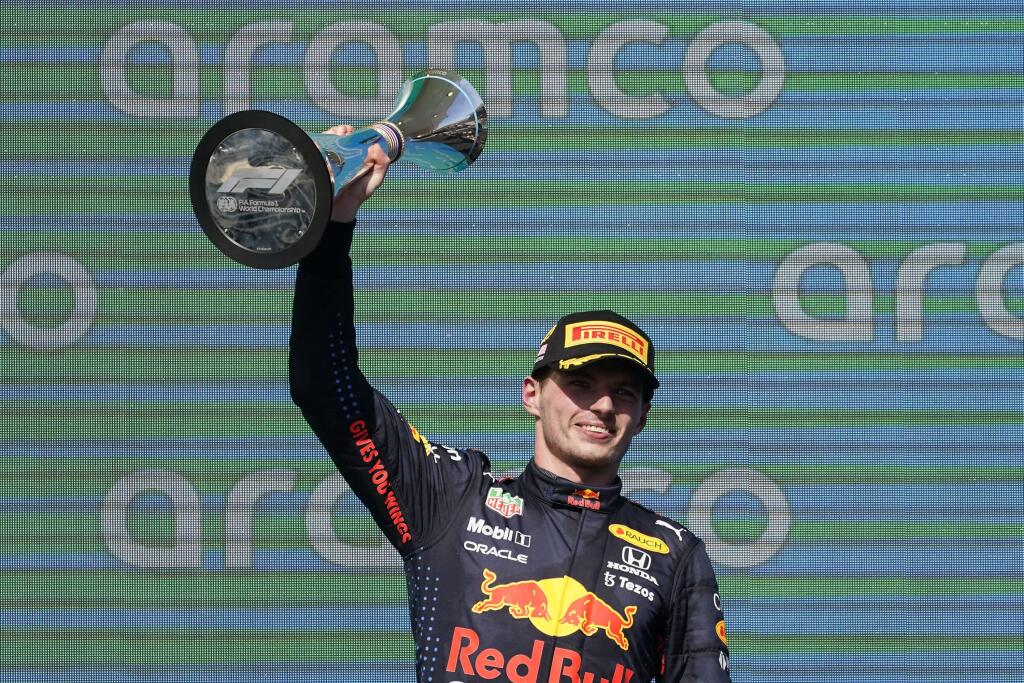 EBE 6 Austin - Na snímke Holanďan Max Verstappen na Red Bulle zvíťazil na Veľkej cene USA, 17. podujatí seriálu F1 v americkom Austine v noci na 25. októbra 2021. FOTO TASR/AP
Red Bull driver Max Verstappen, of the Netherlands, holds the trophy after winning the Formula One U.S. Grand Prix auto race at Circuit of the Americas, Sunday, Oct. 24, 2021, in Austin, Texas. (AP Photo/Darron Cummings)