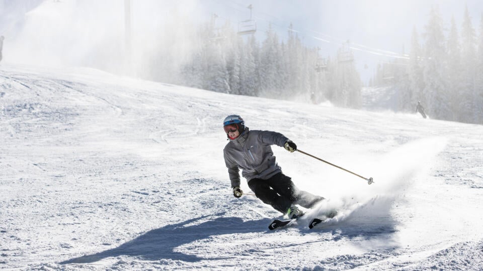 KK17 Aspen - Na snímke lyžiar na trati počas otvorenia lyžiarskeho strediska Aspen Mountain 25. novembra 2020 v americkom Aspene. FOTO TASR/AP
A skier carves in fresh snow on the opening day of Aspen Mountain on Wednesday, Nov. 25, 2020, in Aspen, Colo. (Kelsey Brunner/The Aspen Times via AP)