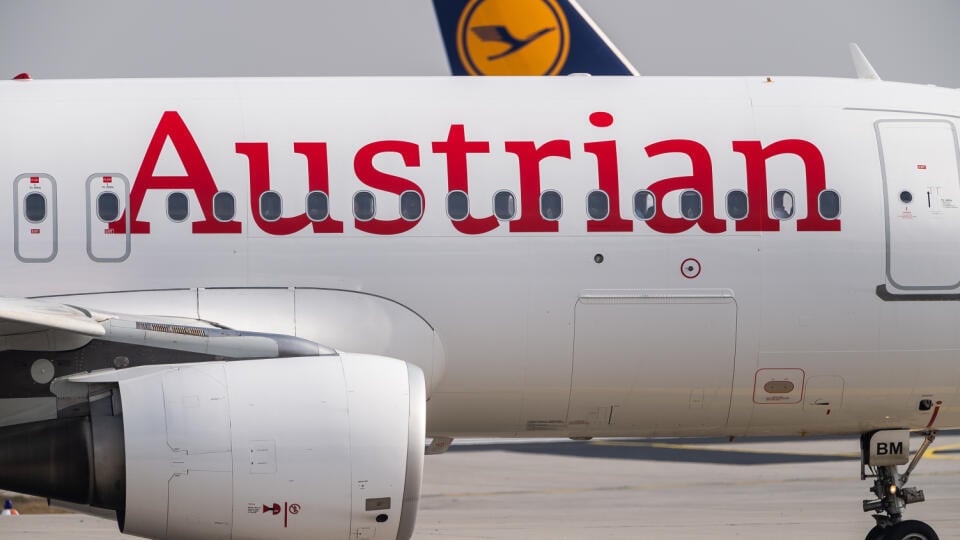 WA 3 archív Frankfurt - Na archívnej snímke z 21. februára 2019 lietadlo leteckej spoločnosti Austrian Airlines sa pripravuje na štart na letisku vo Frankfurte nad Mohanom. Rakúsko podľa médií poskytne aerolinkám Austrian Airlines pomoc v hodnote 450 miliónov eur. Ďalších 150 miliónov eur by mali aerolinky získať od materskej firmy Lufthansa. FOTO TASR/DPA
ARCHIV - 21.02.2019, Hessen, Frankfurt/Main: Eine Passagiermaschine der Fluggesellschaft Austrian Airlines rollt auf dem Flughafengelände