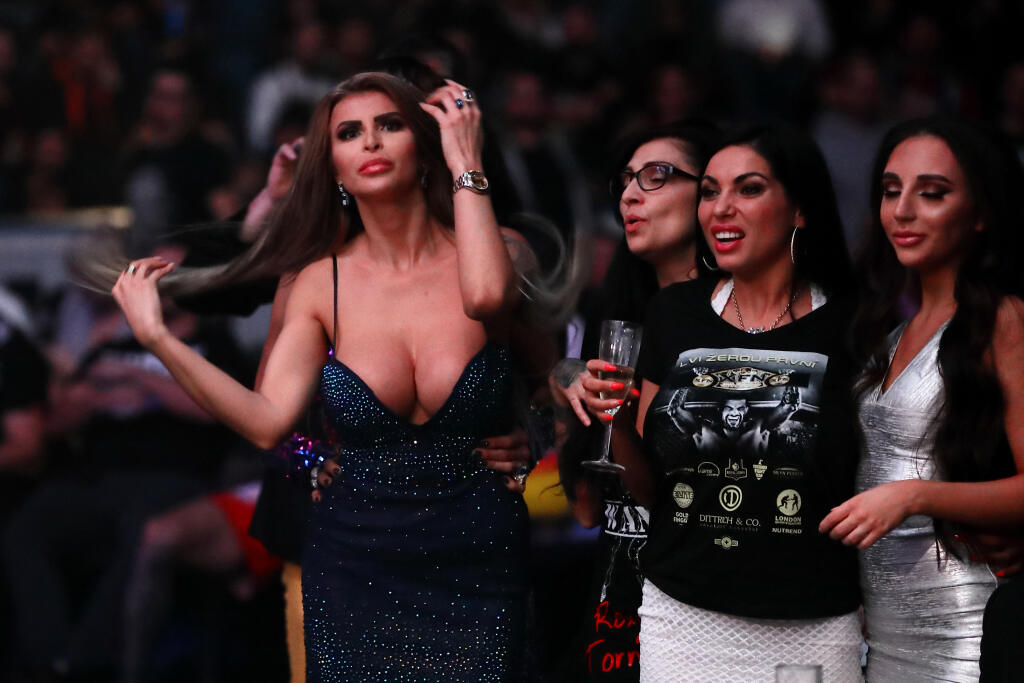Svojmu milému - českému bojovníkovi Karlosovi Vémolovi - fandila priamo v hľadisku slovenská playmate Lela Ceterová. Jej minišaty odhalili viac, ako mali. V jednej chvíli dokonca nechtiac odhalila bradavky.