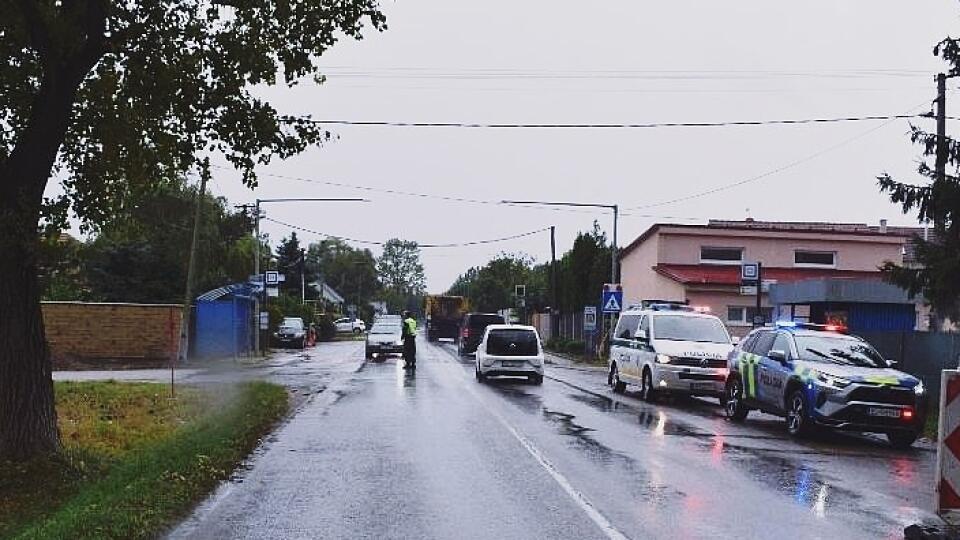 Na snímke miesto nehody vo Vinosadoch, kde vodič zrazil na priechode 13-ročné dievča.
