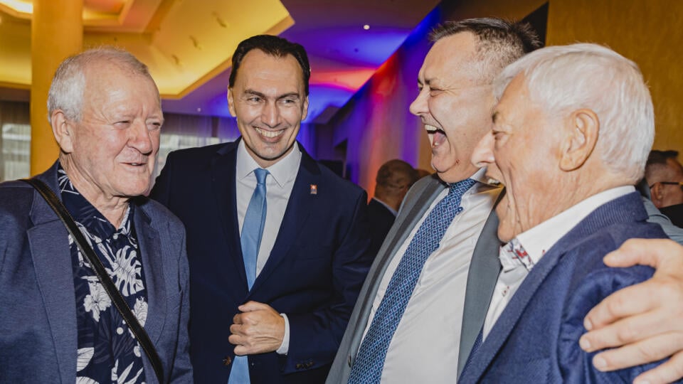 Zľava Miroslav Šatan, Dárius Rusnák a Jozef Golonka sa hokejovej párty vynikajúco bavili.