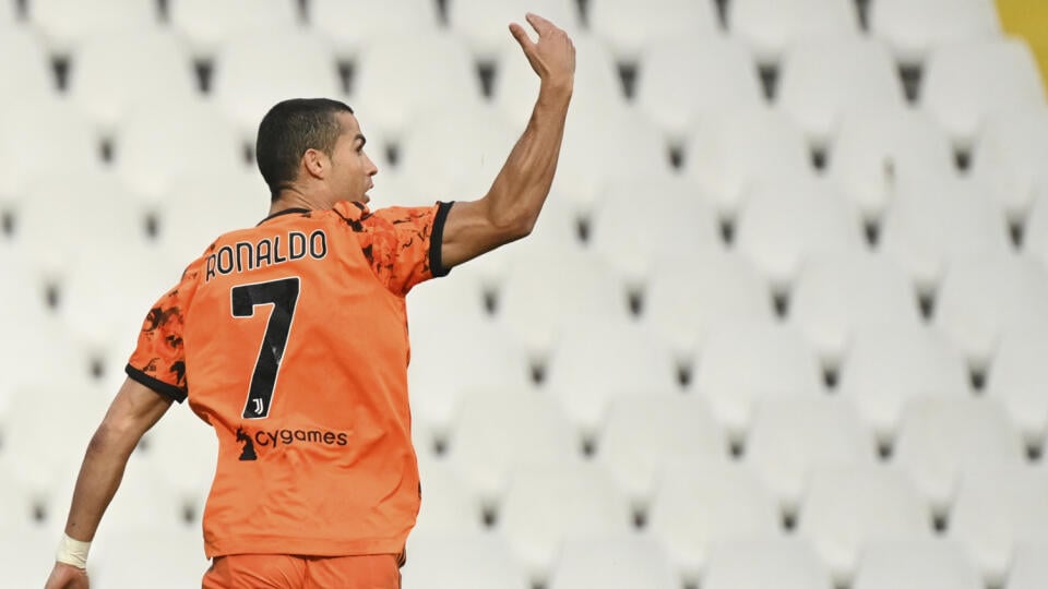 WA 25 Cesena - Futbalista Juventusu Cristiano Ronaldo sa teší po strelení gólu v zápase 6. kola Serie A, Spezia - Juventus Turín v Cesene v nedeľu 1. novembra 2020. FOTO TASR/AP


Juventus' Cristiano Ronaldo celebrates after scoring his side's 2nd goal during the Serie A soccer match between Spezia and Juventus, at the Dino Manuzzi Stadium in Cesena, Italy, Sunday, Nov. 1, 2020. (Massimo Paolone/LaPresse via AP)