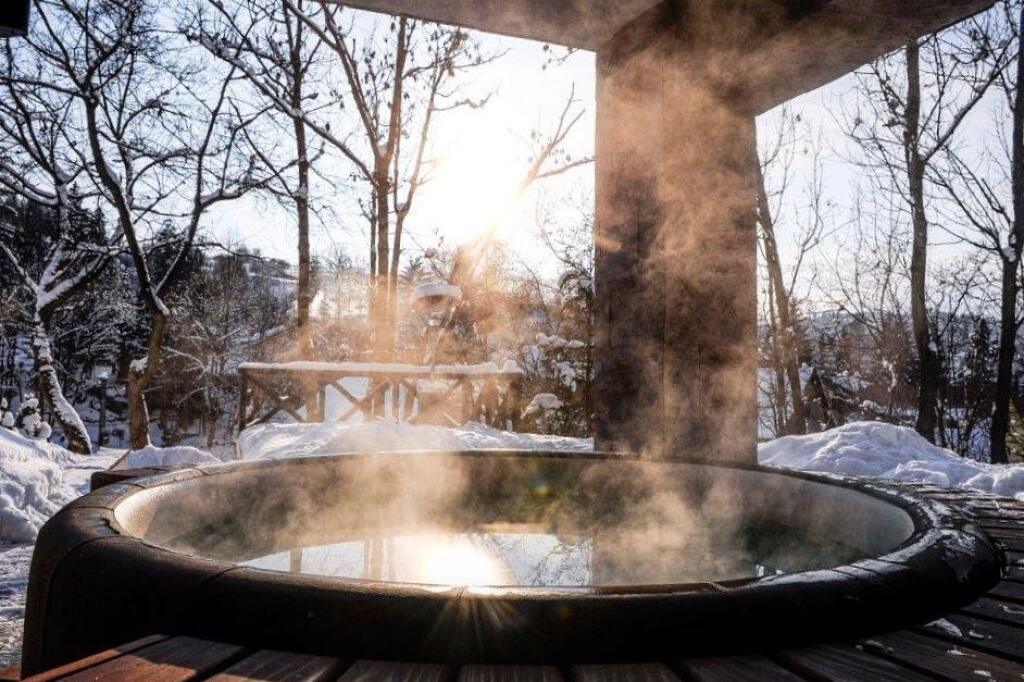 V nádhernom prostredí pod lesom sa môžete nechať rozmaznávať vo vyhrievanej jacuzzi, alebo si len tak užívať masáž tela vodnými tryskami.