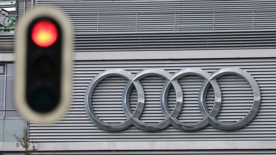AZ43 archív Ingolstadt - Na archívnej snímke zo 17. marca 2025 logo automobilky Audi na sídle spoločnosti v nemeckom meste Ingolstadt. Audi, dcérska spoločnosť koncernu Volkswagen, zostáva v kríze. Tržby automobilky síce vzrástli, ale zisk pokračoval v poklese. FOTO TASR/DPA
ARCHIV - 17.03.2025, Bayern, Ingolstadt: Eine auf Rot stehende Ampel ist vor den Audi-Ringen an der Audi-Zentrale zu sehen. Der Autobauer Audi streicht bis Ende 2029 insgesamt 7.500 Arbeitsplätze in Deutschland. Unternehme