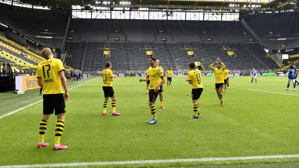 Hráči Dortmundu oslavujú gól, no tešiť sa z neho spoločne nemohli.