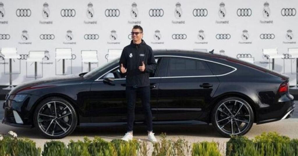 Vozový park Cristiana Ronalda stojí za to. Aj takéto luxusné tátoše mu parkovali, či parkujú v garáži.