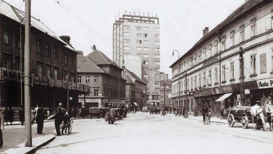 Historická fotografia na Manderlák, kedysi najvyššiu budovu v Bratislave.