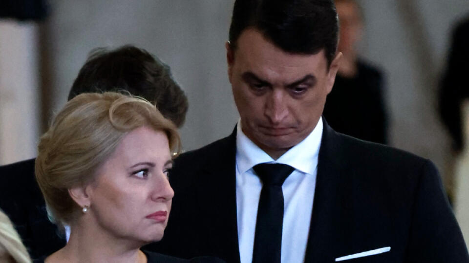 Zuzana Čaputová a jej partner na pohrebe kráľovnej.