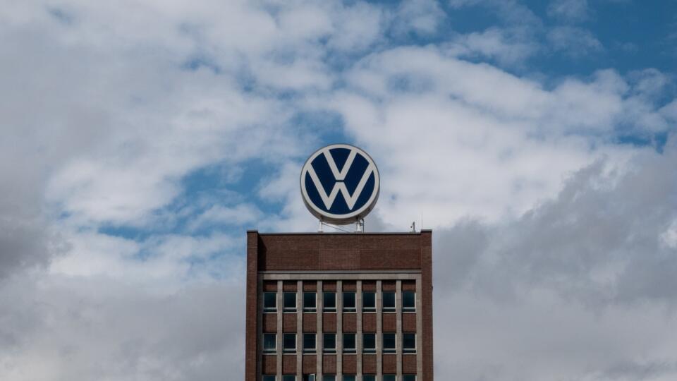 WA 33 archív Wolfsburg - Na archívnej snímke z 26. júla 2022 logo nemeckého automobilového gigantu Volkswagen (VW) vo Wolfsburgu. VW je pripravený nasledovať príklad Tesly a výrazne znížiť ceny svojich elektromobilov. To naznačuje, že boj o globálnu dominanciu v segmente elektrických áut sa zintenzívňuje. Volkswagen oznámil, že koncom marca začne predávať novú verziu svojho vlajkového modelu elektromobilu ID.3 za necelých 40.000 eur. To bude 3000 eur menej ako súčasná cena tohto modelu, čím sa
