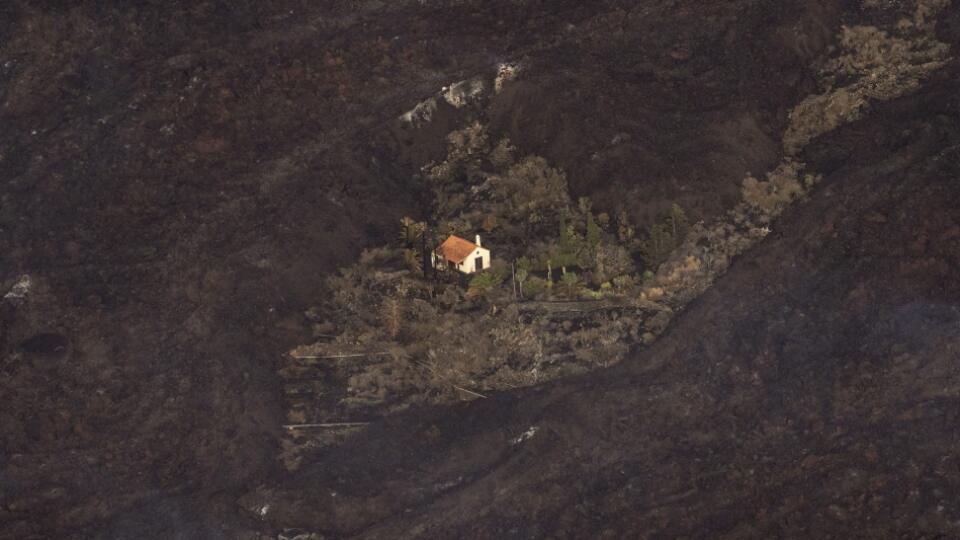 Láva steká po erupcii sopky La Cumbre Vieja na španielskom ostrove La Palma, ktorý je súčasťou Kanárskych ostrovov.