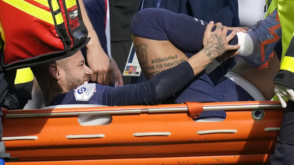 WA 25 Paríž - Zraneného futbalistu Neymara z PSG odnášajú na nosidlách počas zápasu 24. kola francúzskej Ligue 1 Paríž Saint-Germain - OSC Lille v Paríži v nedeľu 19. februára 2023. FOTO TASR/AP
PSG's Neymar is carried off the field on a stretcher after after injuring during the French League One soccer match between Paris Saint-Germain and Lille at the Parc des Princes stadium, in Paris, France, Sunday, Feb. 19, 2023. (AP Photo/Christophe Ena)