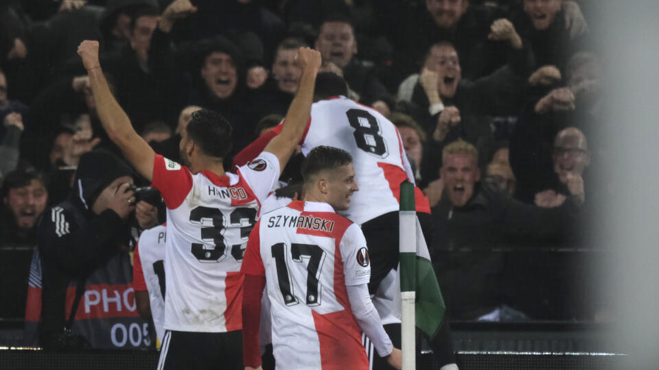 EBE 32 Rotterdam - Na snímke vľavo slovenský obranca Feyenoordu Dávid Hancko oslavuje gól spoluhráča Santiaga Gimeneza v zápase F-skupiny 6. kola skupinovej fázy Európskej ligy vo futbale Feyenoord Rotterdam - Lazio Rím v Rotterdame 3. novembra 2022. FOTO TASR/AP
Feyenoord's Santiago Gimenez celebrates with teammates after scoring his sides first goal during the Europa League Group F soccer match between Feyenoord and Lazio at De Kuip stadium in Rotterdam, Netherlands, Thursday, Nov. 3, 2022.