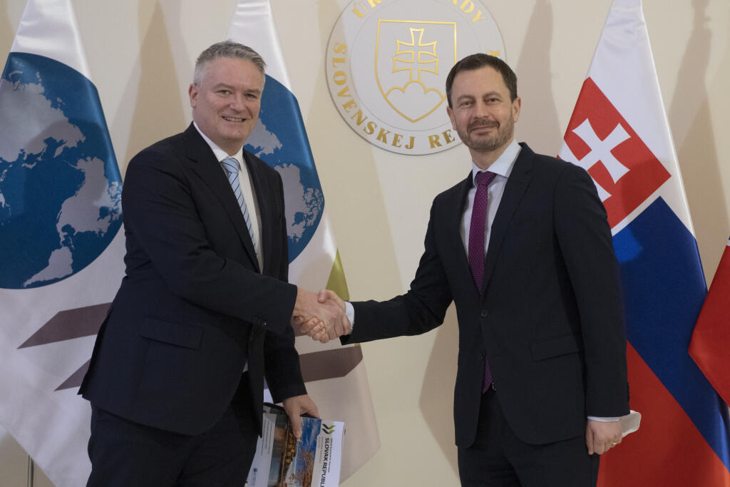 Na snímke vpravo predseda vlády SR Eduard Heger a generálny tajomník Organizácie pre hospodársku spoluprácu a rozvoj (OECD) Mathias Cormann počas ich spoločného stretnutia na Úrade vlády SR 13. januára 2022 v Bratislave. FOTO TASR - Pavel Neubauer





      



