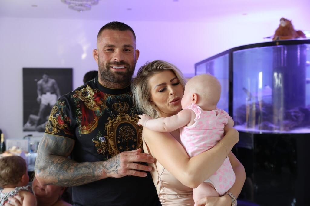 Okolo Karlosa Vémolu je opäť rušno. Český bojovník MMA má koronavírus, navyše ním nakazil dcérku Lili a partnerku Lelu Ceterovú. Tú zmenila choroba na nepoznanie.