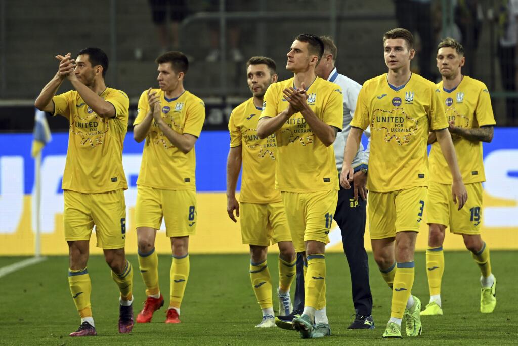 Na snímke ukrajinskí futbalisti tlieskajú fanúšikom počas prípravného futbalového zápasu medzi Borussia Mönchengladbach - Ukrajina 11. mája 2022 v Mönchengladbachu.