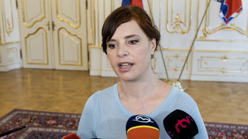 Prezidentka SR Zuzana Čaputová (na snímke nie je) poverila podpredsedníčku vlády Veroniku Remišovú (na snímke) riadením novovzniknutého Ministerstva investícií, regionálneho rozvoja a informatizácie SR a vľavo premiér SR Igor Matovič 1. júla 2020 v Bratislave. FOTO TASR - Martin Baumann




