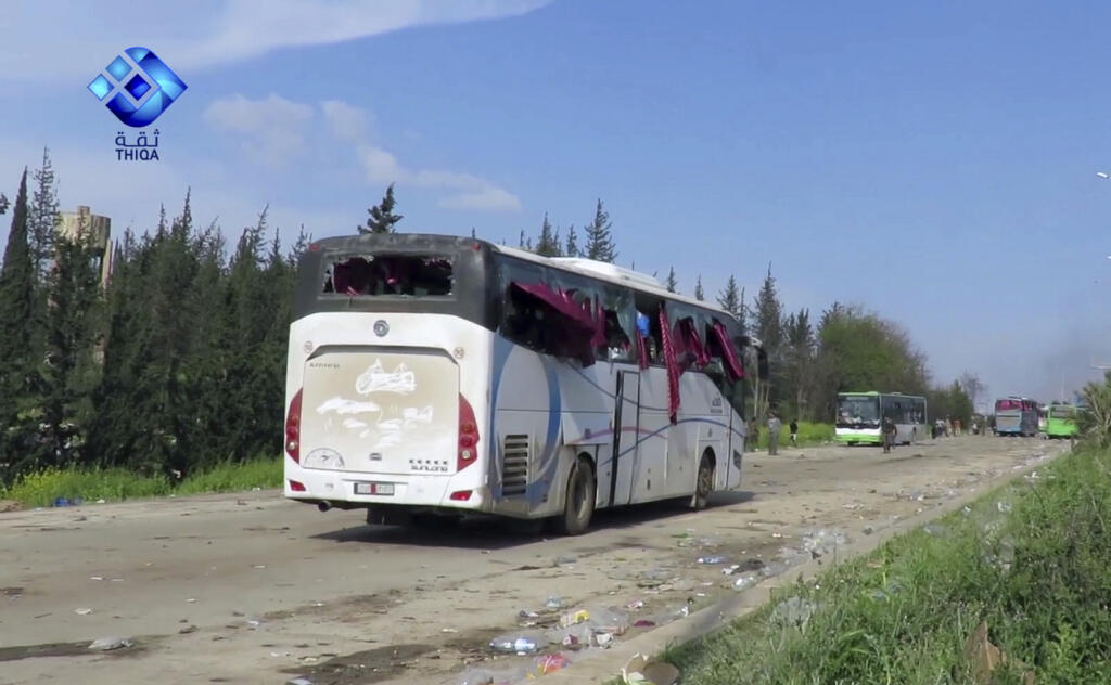 Viac ako 100 životov si vyžiadal výbuch, ktorý zasiahol konvoj autobusov s evakuantmi čakajúci na vstup do Aleppa