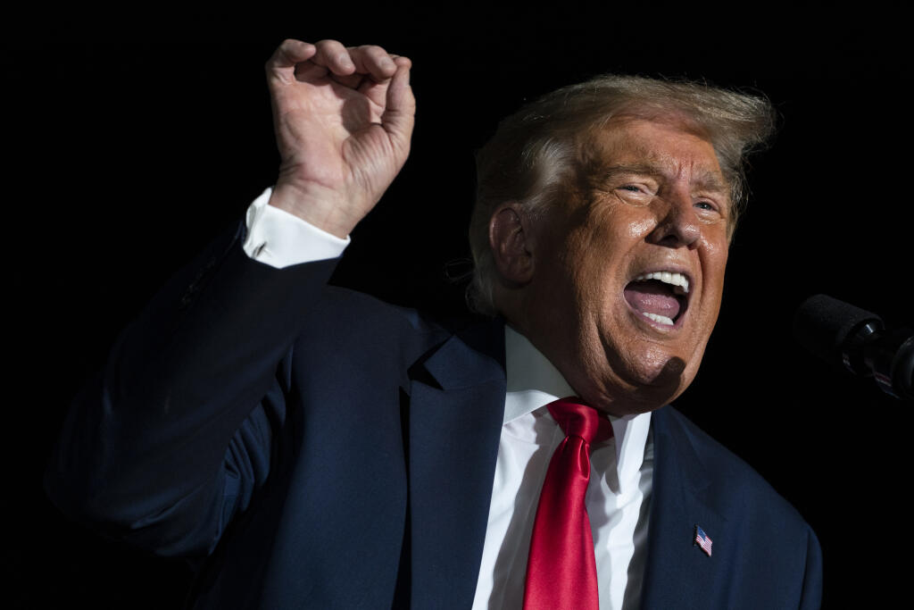 EBE 1 Sanford - Na snímke americký prezident Donald Trump reční počas prezidentskej kampane na Medzinárodnom letisku Orlando Sanford v meste Stanford v noci na 13. októbra 2020. Osobný lekár amerického prezidenta Sean Conley v pondelok uviedol, že Donald Trump mal niekoľko po sebe idúcich dní negatívne výsledky testov na koronavírus nového typu. FOTO TASR/AP
President Donald Trump speaks during a campaign rally at Orlando Sanford International Airport, Monday, Oct. 12, 2020, in Sanford, Fla. (AP