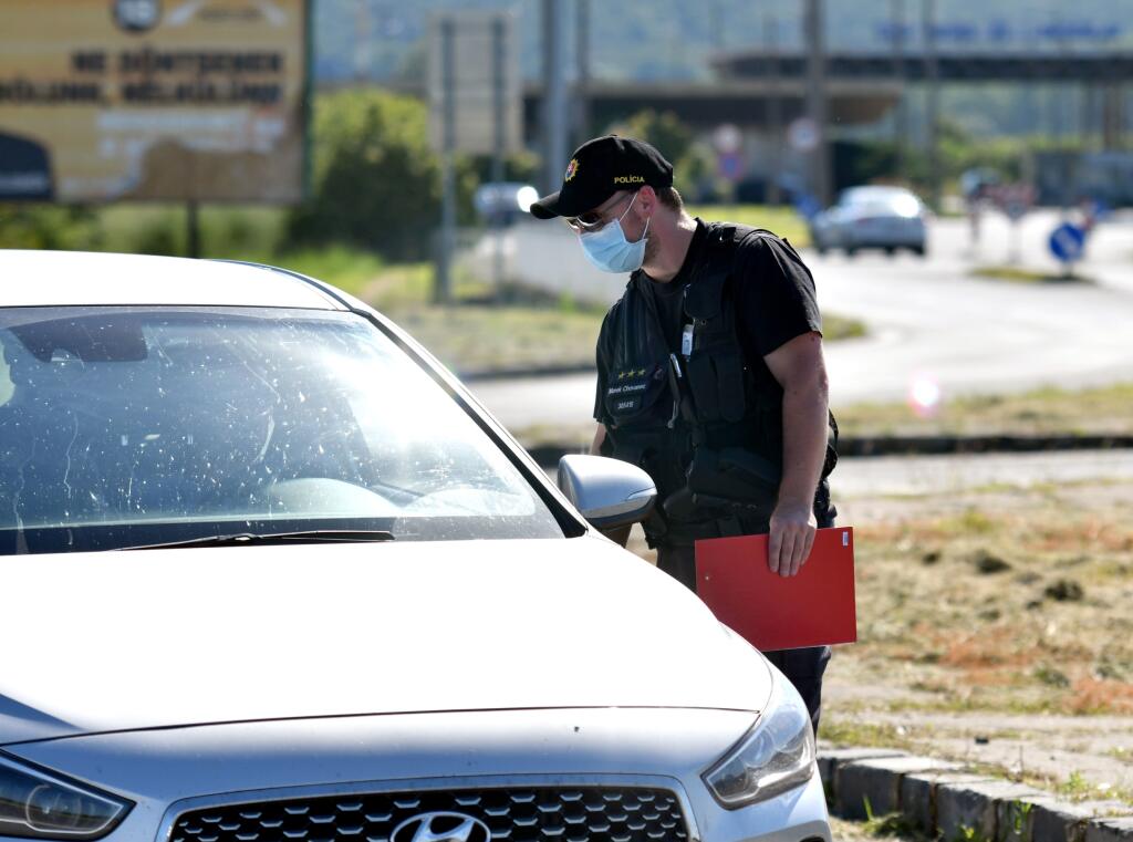 Na snímke policajno-bezpečnostná akcia na slovensko-maďarskom hraničnom priechode.