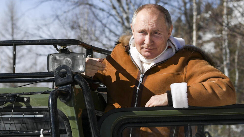 JB 35 Sibír - Ruský prezident Vladimir Putin sa chystá na jazdu v terénnom aute spolu s ruským ministrom obrany Sergejom Šojguom počas ich víkendovej návštevy tajgy na Sibíri 21. marca 2021. FOTO TASR/AP
In this photo made available on Sunday, March 21, 2021, Russian President Vladimir Putin poses for a photo at a tracked all-terrain vehicle, in a taiga forest in Russia's Siberian region in Russia. Putin and Russia Defense Minister Sergei Shoigu are spending this weekend in Siberia, said Kremli