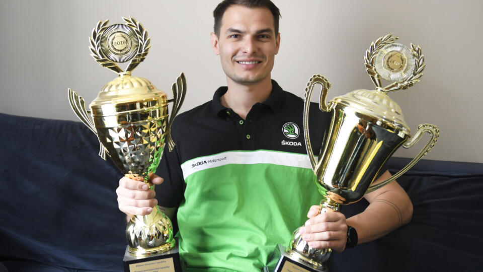 Martin Koči pózuje s trofejami majster SR v absolútnom poradí rally 2018 a 2019.