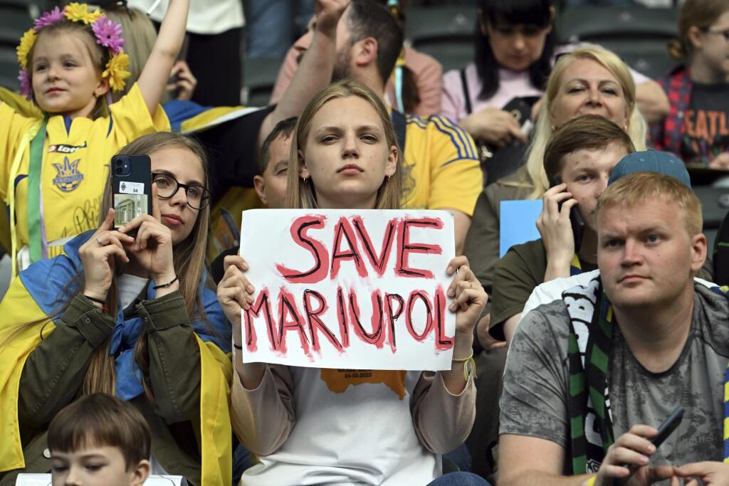 KK30 Mönchengladbach - Na snímke fanúšička drží plagát s nápisom Zachráňte Mariupol počas prípravného futbalového zápasu medzi Borussia Mönchengladbach - Ukrajina 11. mája 2022 v Mönchengladbachu. FOTO TASR/AP
Spectators hold Ukraine flags and banners during the soccer match between Borussia Moenchengladbach and Ukraine's national soccer team at Borussia Park, Monchengladbach, Germany, Wednesday May 11, 2022. (Federico Gambarini/dpa via AP)