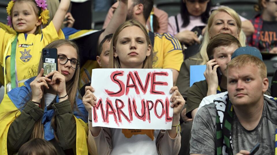 KK30 Mönchengladbach - Na snímke fanúšička drží plagát s nápisom Zachráňte Mariupol počas prípravného futbalového zápasu medzi Borussia Mönchengladbach - Ukrajina 11. mája 2022 v Mönchengladbachu. FOTO TASR/AP
Spectators hold Ukraine flags and banners during the soccer match between Borussia Moenchengladbach and Ukraine's national soccer team at Borussia Park, Monchengladbach, Germany, Wednesday May 11, 2022. (Federico Gambarini/dpa via AP)