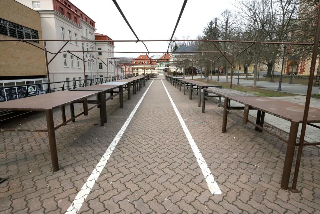 Na snímke pre šíriaci sa nový koronavírus vyľudnená tržnica na  Námestií SNP v Banskej Bystrici 27. marca 2020. FOTO TASR - Ján Krošlákk