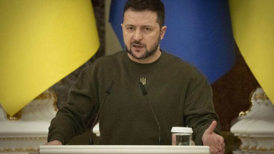 Ukrajinský prezident Volodymyr Zelenskyj gestikuluje na spoločnej tlačovej konferencii s predsedom Európskej rady Charlesom Michelom v Kyjeve vo štvrtok 19. januára 2023. FOTO TASR/AP