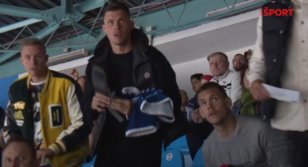 Finále sledovala aj úderka zo Spartaka Trnava. Martin Škrtel si priniesol nitriansky dres, ktorý mu venovali domáci hráči.