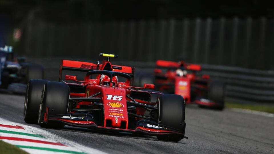 Charles Leclerc sa celé preteky bránil útokom Mercedesua ankoniec to ustál.