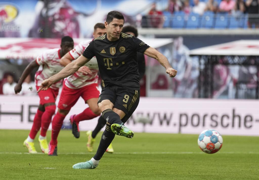 KK77 Lipsko - Futbalista Bayernu Mníchov Robert Lewandowski strieľa gól z penalty počas zápasu 4. kola nemeckej Bundesligy RB Lipsko - Bayern Mníchov 11. septembra 2021 v Lipsku. FOTO TASR/AP
Bayern's Robert Lewandowski kicks the ball to score the first goal of the match, on a penalty, during the German Bundesliga soccer match between RB Leipzig and FC Bayern Munich in Leipzig, Germany, Saturday, Sept. 11, 2021. (AP Photo/Michael Sohn)
