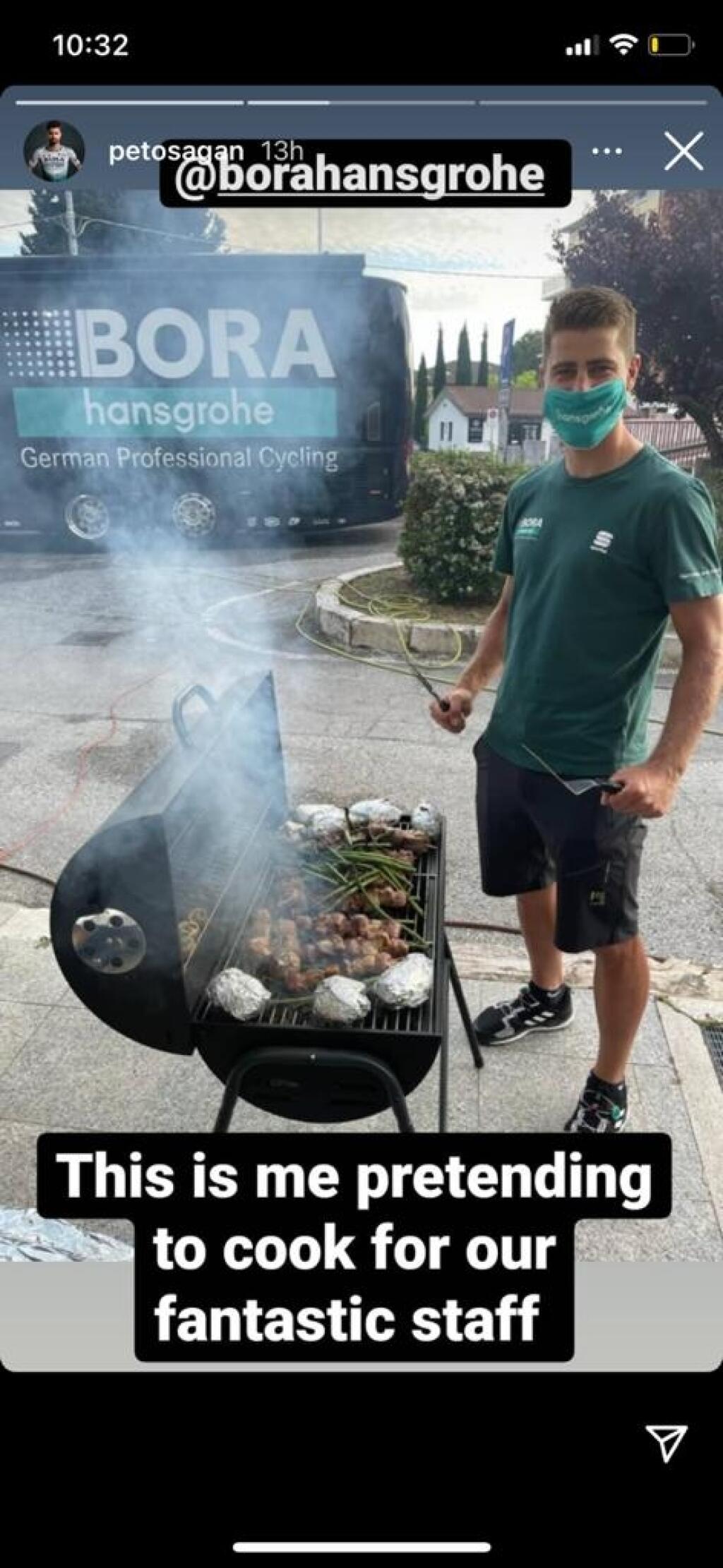 Peter Sagan predstiera, že varí pre celý tím. Napokon ukázal pravých kuchárov.