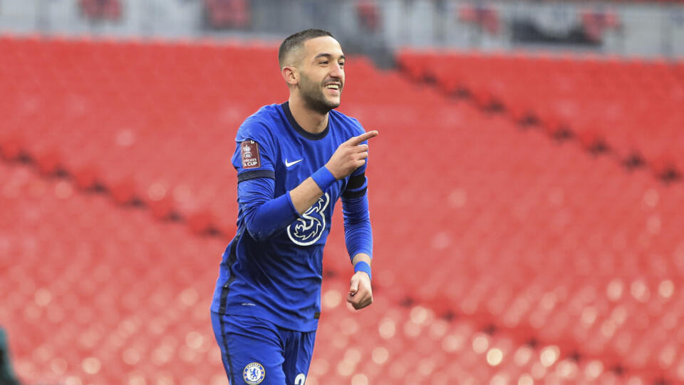 JB 98 Londýn - Hráč Chelsea Hakim Ziyech oslavuje úvodný gól do bránky Manchesteru City vo futbalovom zápase semifinále anglického FA Cupu Chelsea Londýn - Manchester City v Londýne 17. apríla 2021. FOTO TASR/AP
Chelsea's Hakim Ziyech celebrates after scoring his side's opening goal during the English FA Cup semifinal soccer match between Chelsea and Manchester City at Wembley Stadium in London, England, Saturday, April 17, 2021. (Adam Davy, Pool via AP)