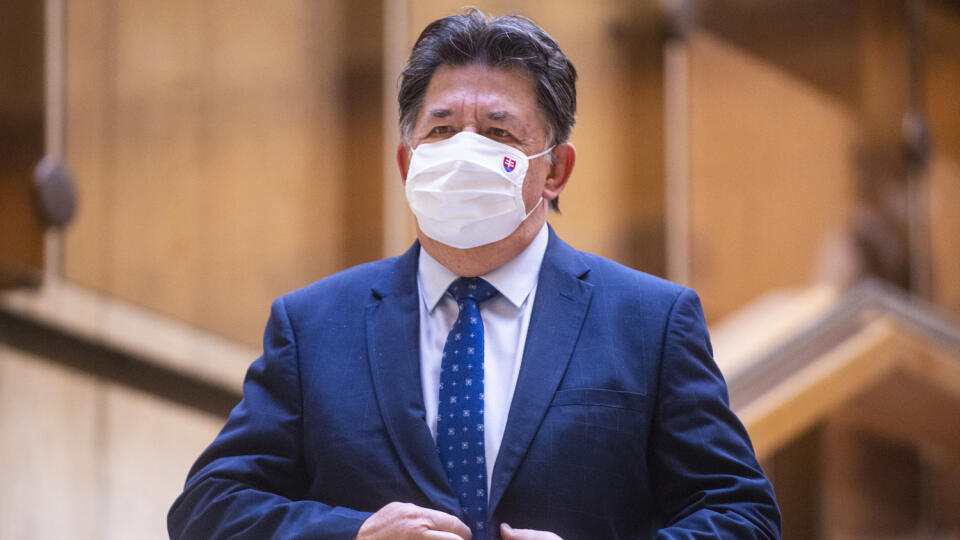Na snímke minister životného prostredia SR Ján Budaj (OĽaNO) pred rokovaním 77. schôdze vlády SR vo štvrtok 18. februára 2021 v Bratislave. FOTO TASR - Jakub Kotian