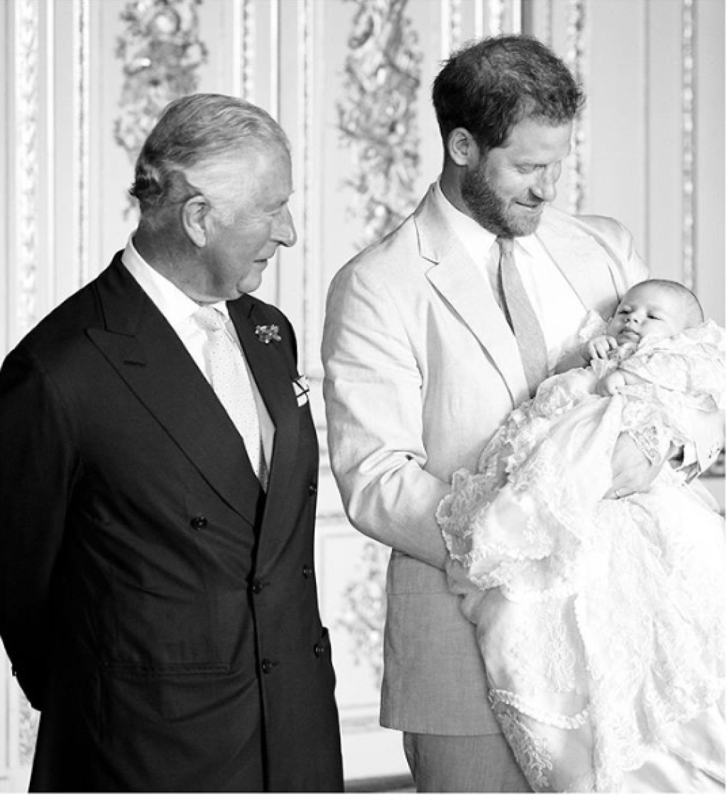 Meghan a Harry pridali doposiaľ nezverejnenú fotografiu princa Archieho z jeho krstín. Princ Charles, ktorý oslavuje 71. narodeniny, sa na svojho vnuka nedokáže vynadívať.