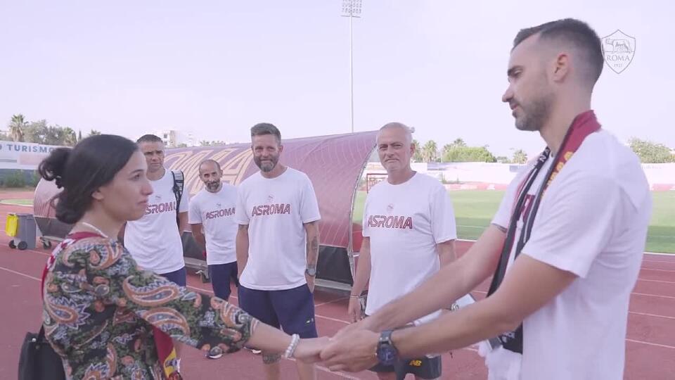 VIDEO Fanúšik AS Rím požiadal priateľku o ruku pred trénerom Mourinhom